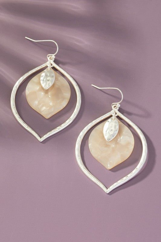 HAMMERED CASTING TEARDROP HOOP WITH RESIN EARRINGS - Ivy & Lane